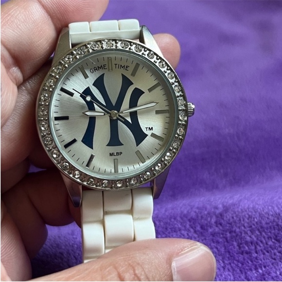 Women’s NEW YORK YANKEES Watch silicone band - Picture 5 of 6